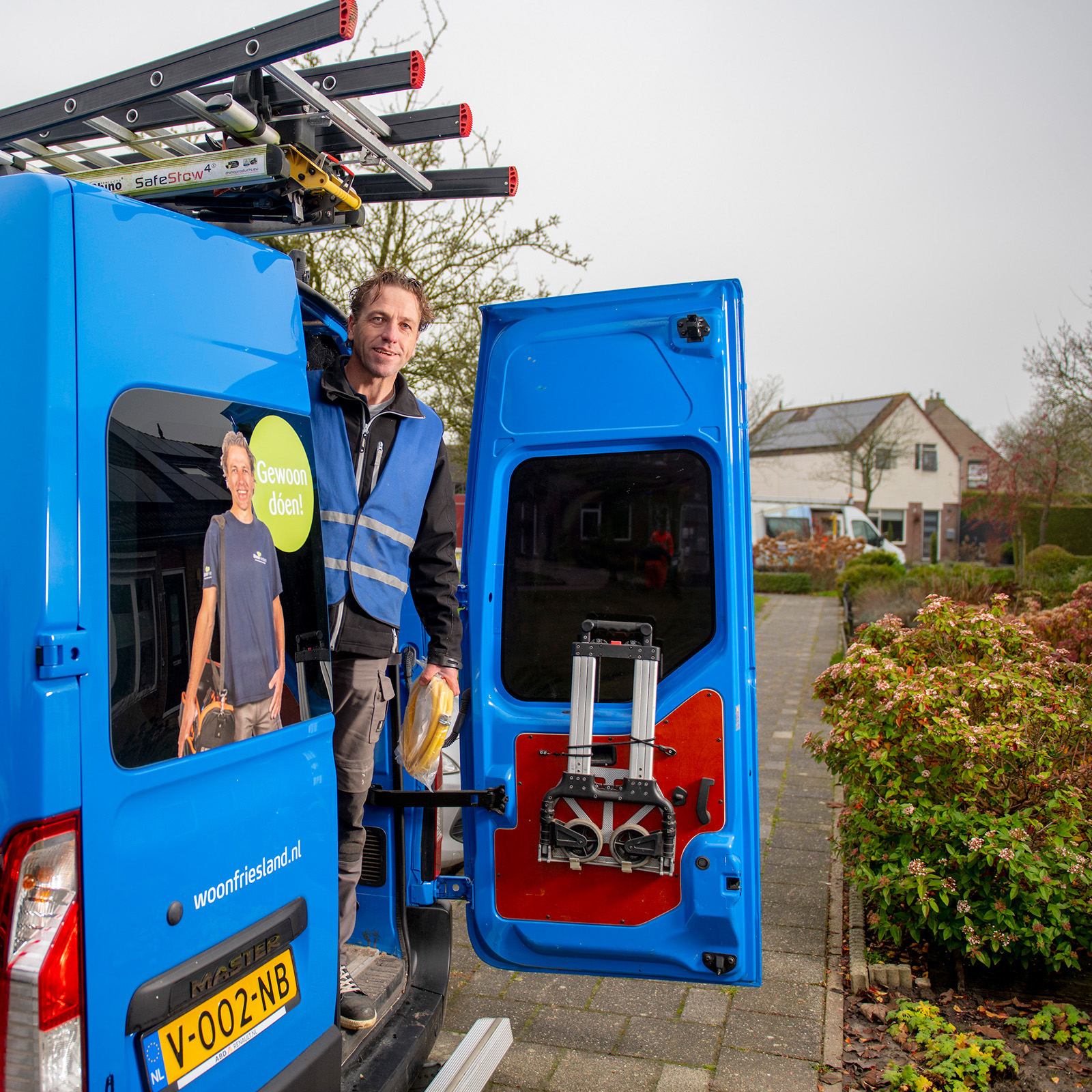 Servicemonteur bij zijn bus